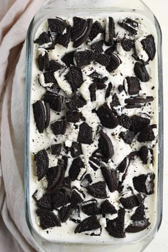 Con solamente cuatro ingredientes puedes preparar en casa un delicioso helado de galletas Oreo. Aquí tienes instrucciones paso a paso.
