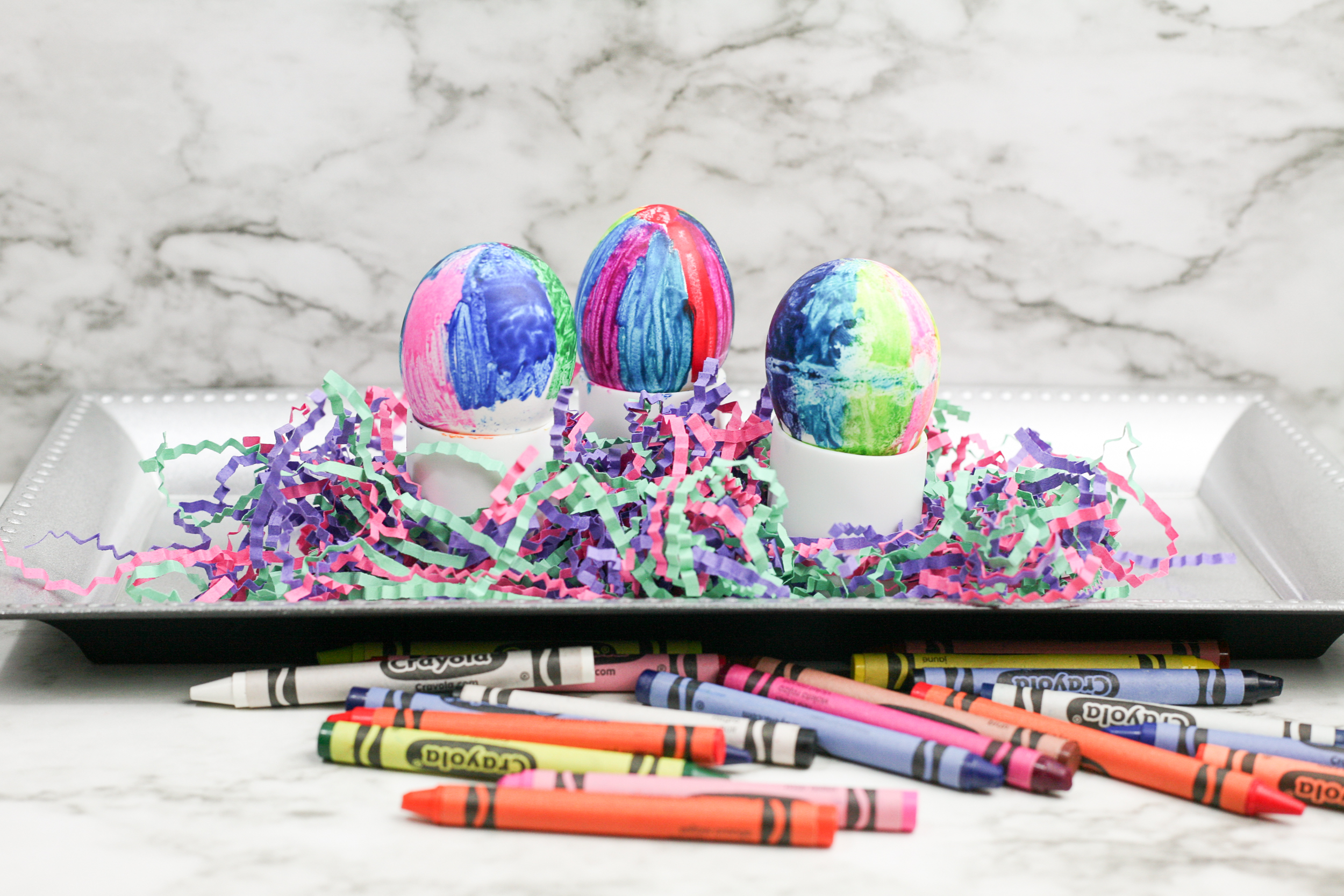 Cómo decorar huevos de Pascua con crayones derretidos