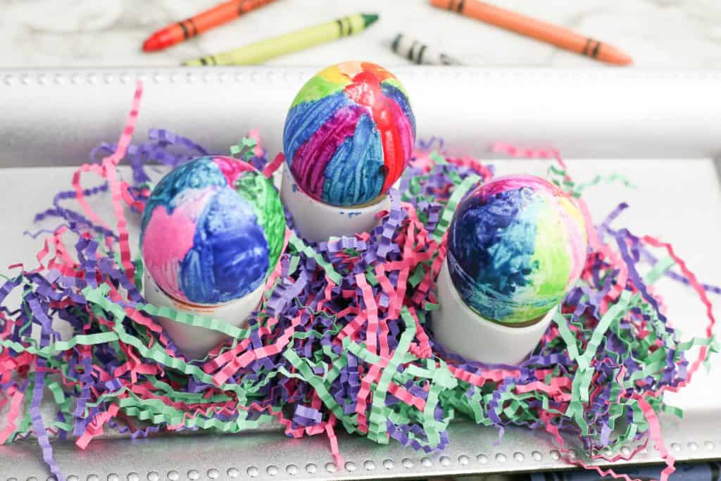 Los niños pueden decorar fácilmente estos hermosos huevos de Pascua con lápices de cera o crayones derretidos. El proceso es muy fácil y es una actividad muy divertida para los niños.