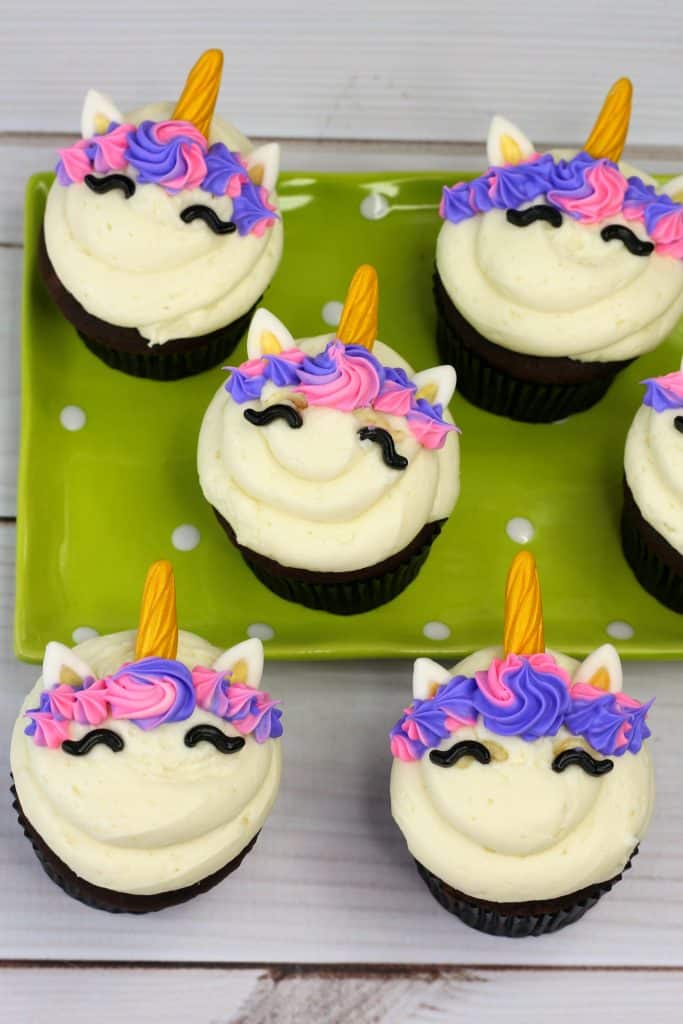 Aprende cómo decorar cupcakes de unicornio para celebrar un cumpleaños infantil. También puedes imprimir gratis adornos para cupcakes de unicornio.