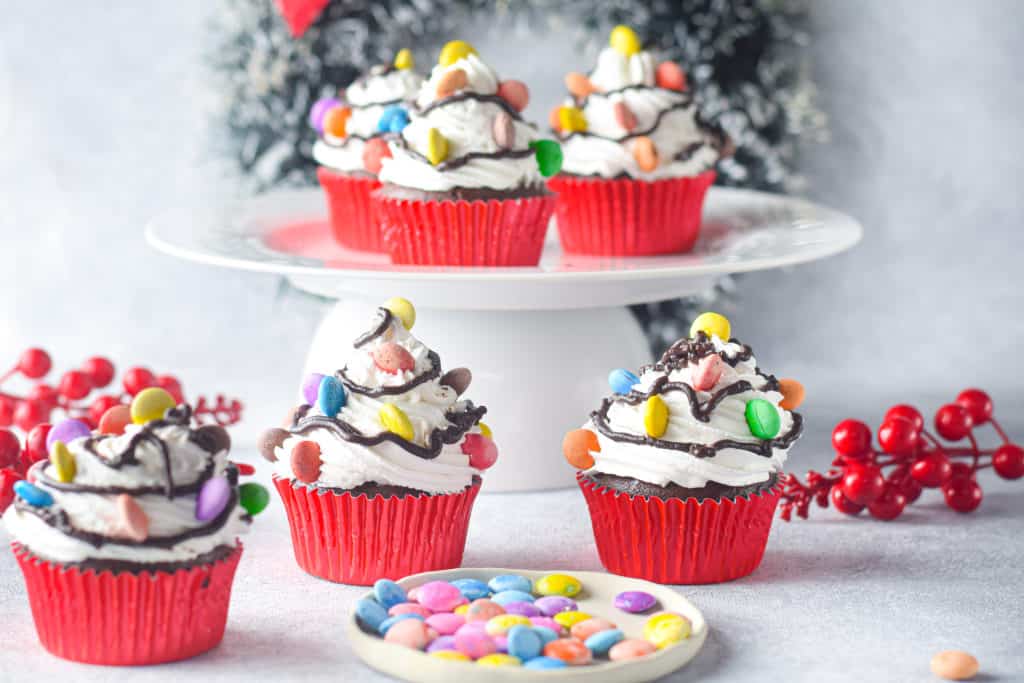 Aprende cómo hacer espectaculares magdalenas o cupcakes para Navidad con adornos de luces navideñas. ¡Es más fácil de lo que piensas!