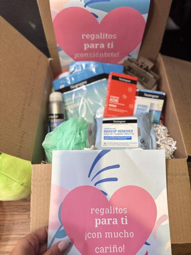 Consiente a quien ha empezado la universidad o vive lejos de casa con cajas sorpresa o care packages personalizados. Te decimos cómo.