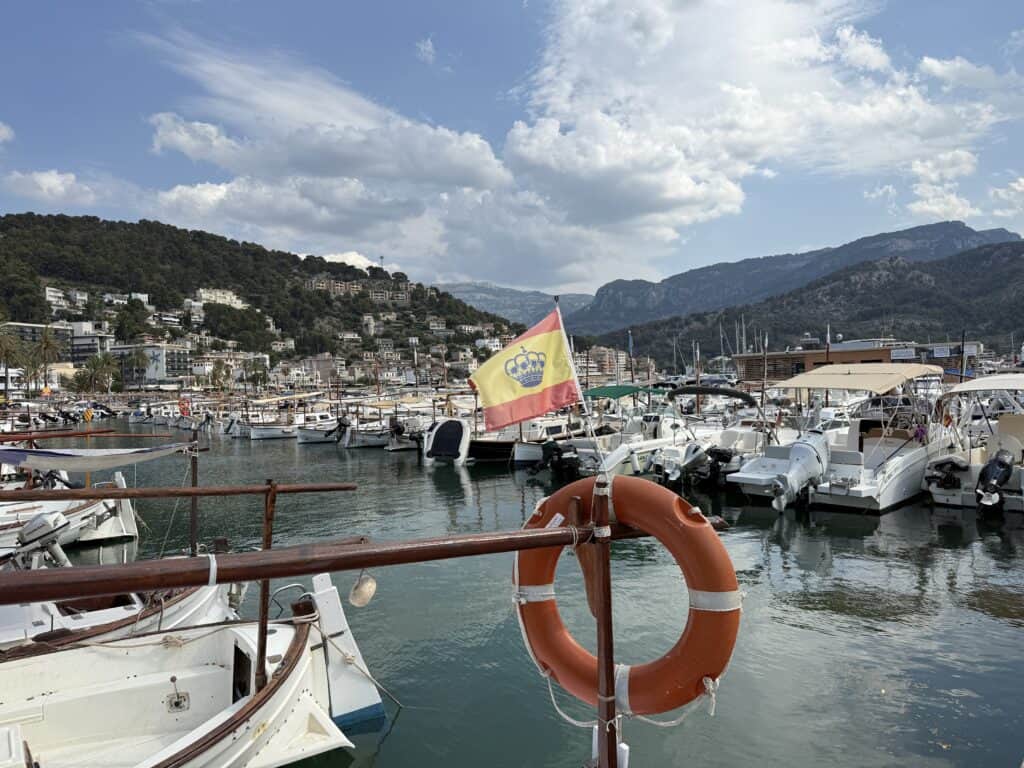 Descubre los mejores consejos para viajar a Mallorca y aprovecha al máximo tu visita a esta isla paradisíaca del Mediterráneo. Tips de transporte, alojamiento, restaurantes y más.