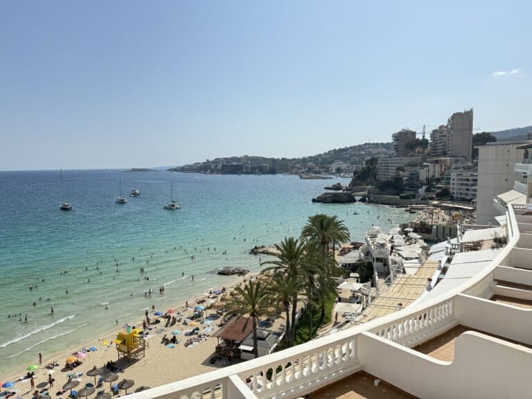 Descubre los mejores consejos para viajar a Mallorca y aprovecha al máximo tu visita a esta isla paradisíaca del Mediterráneo. Tips de transporte, alojamiento, restaurantes y más.